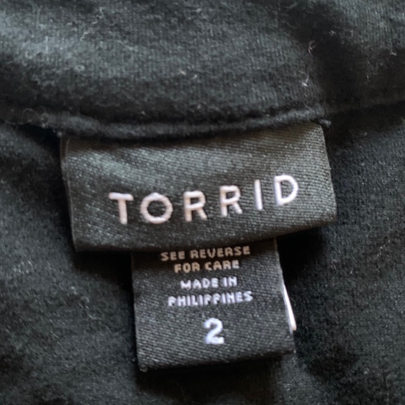 Keyhole Halter Top - Picture 3 of 3